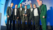 (L-R): Presenter edie’s content director Luke Nicholls; the
Coal Authority team; and compere Rufus Hound